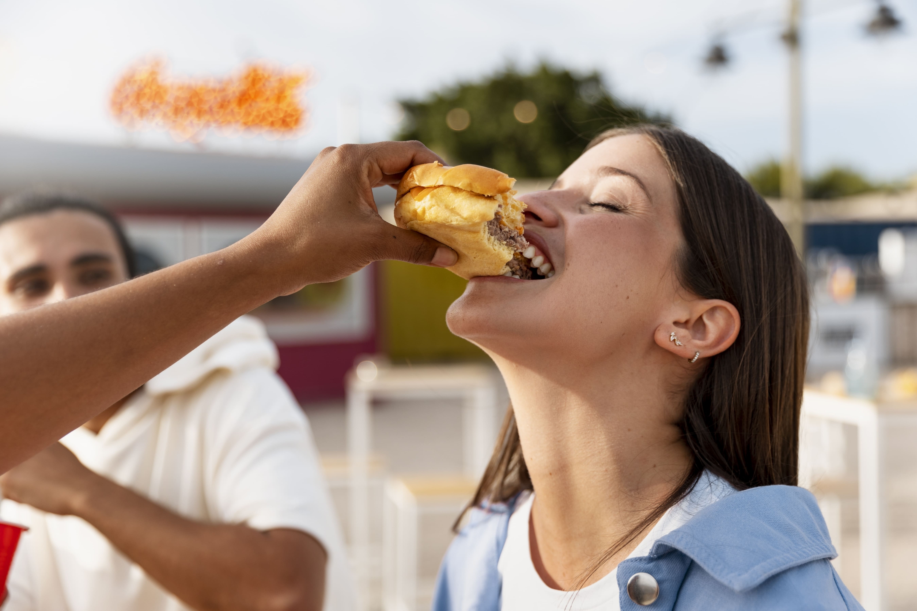 vid-sboku-zensina-est-gamburger (1).jpg