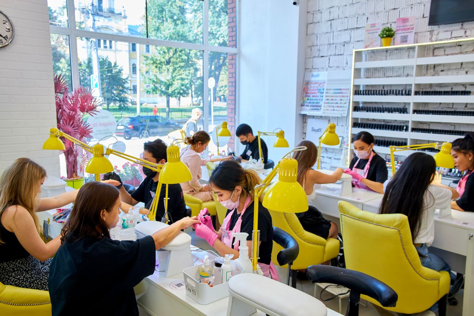 Как открыть свою студию маникюра в 2025 году по франшизе